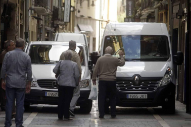 Imágenes de los problemas que genera la carga y descarga en el Casco Viejo de Pamplona.