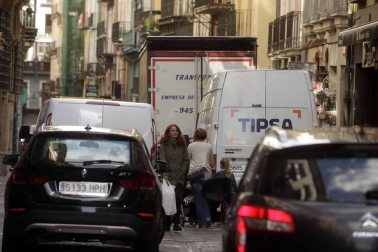 Imágenes de los problemas que genera la carga y descarga en el Casco Viejo de Pamplona.