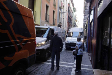 Imágenes de los problemas que genera la carga y descarga en el Casco Viejo de Pamplona.