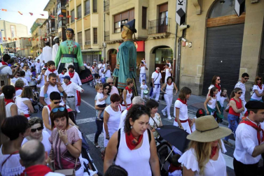 Imágenes del encierro y de diversos actos de la jornada dedicada a los niños.