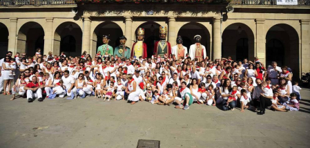 Imágenes del encierro y de diversos actos de la jornada dedicada a los niños.