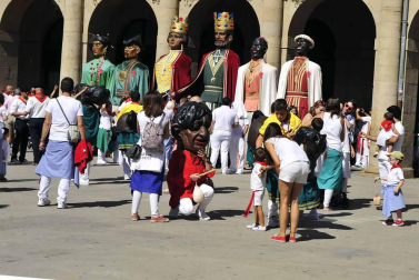 Imágenes del encierro y de diversos actos de la jornada dedicada a los niños.
