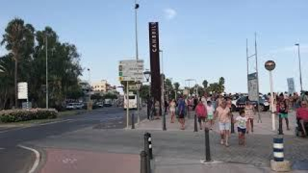 El paseo marítimo se Cambrils se empieza a llenar de paseantes