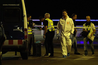 Una mujer que estaba ingresada en el hospital Joan XXIII de Cambrils ha muerto este viernes, lo que eleva a 14 el número de fallecidos en los ataques terroristas en Cataluña.
