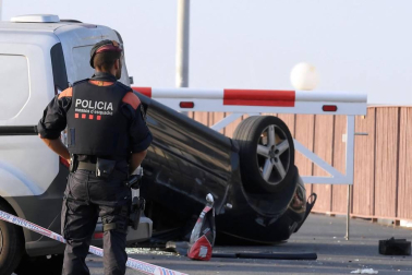 Una mujer que estaba ingresada en el hospital Joan XXIII de Cambrils ha muerto este viernes, lo que eleva a 14 el número de fallecidos en los ataques terroristas en Cataluña.