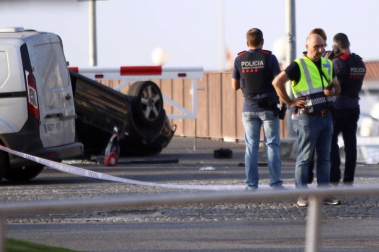 Una mujer que estaba ingresada en el hospital Joan XXIII de Cambrils ha muerto este viernes, lo que eleva a 14 el número de fallecidos en los ataques terroristas en Cataluña.