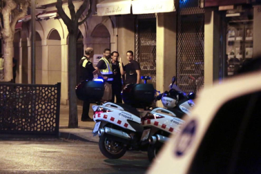 Una mujer que estaba ingresada en el hospital Joan XXIII de Cambrils ha muerto este viernes, lo que eleva a 14 el número de fallecidos en los ataques terroristas en Cataluña.