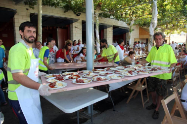Imágenes de los almuerzos populaes de las fiestas de Cabanillas