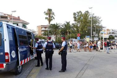 La localidad tarraconense de Cambrils, destino vacacional de muchos navarros, retomó poco a poco la normalidad este viernes tras el atentado yihadista registrado de madrugada.