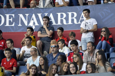 Imágenes del búscate en la grada del Osasuna - Sevilla Atlético