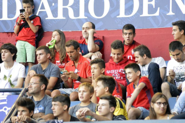 Imágenes del búscate en la grada del Osasuna - Sevilla Atlético