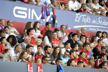 Imágenes del búscate en la grada del Osasuna - Sevilla Atlético