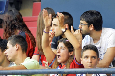 Imágenes del búscate en la grada del Osasuna - Sevilla Atlético