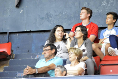Imágenes del búscate en la grada del Osasuna - Sevilla Atlético