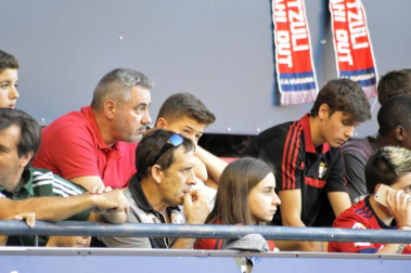 Imágenes del búscate en la grada del Osasuna - Sevilla Atlético