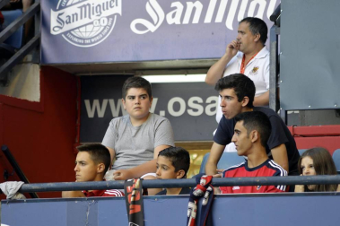 Imágenes del búscate en la grada del Osasuna - Sevilla Atlético