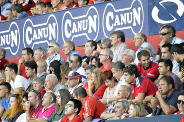 Imágenes del búscate en la grada del Osasuna - Sevilla Atlético