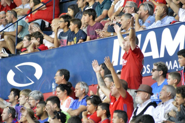 Imágenes del búscate en la grada del Osasuna - Sevilla Atlético