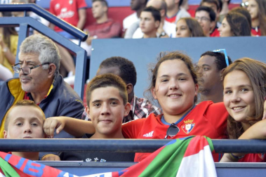 Imágenes del búscate en la grada del Osasuna - Sevilla Atlético