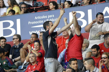 Imágenes del búscate en la grada del Osasuna - Sevilla Atlético