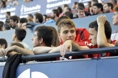 Imágenes del búscate en la grada del Osasuna - Sevilla Atlético