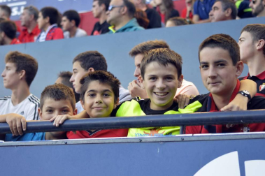 Imágenes del búscate en la grada del Osasuna - Sevilla Atlético