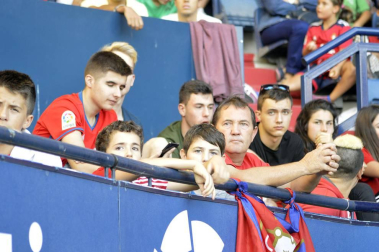 Imágenes del búscate en la grada del Osasuna - Sevilla Atlético