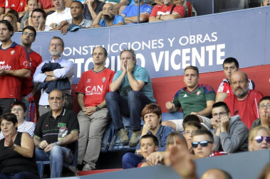 Imágenes del búscate en la grada del Osasuna - Sevilla Atlético