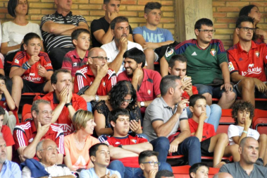Imágenes del búscate en la grada del Osasuna - Sevilla Atlético
