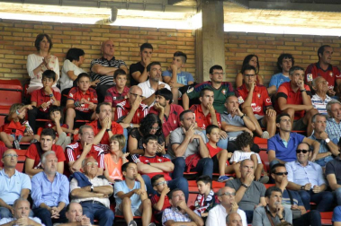 Imágenes del búscate en la grada del Osasuna - Sevilla Atlético
