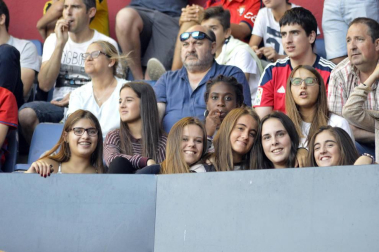 Imágenes del búscate en la grada del Osasuna - Sevilla Atlético