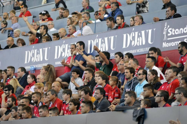 Imágenes del búscate en la grada del Osasuna - Sevilla Atlético