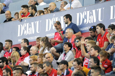 Imágenes del búscate en la grada del Osasuna - Sevilla Atlético