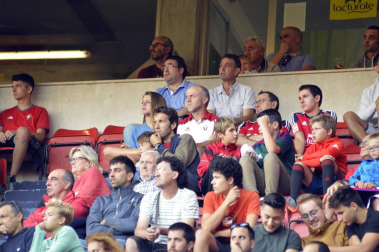 Imágenes del búscate en la grada del Osasuna - Sevilla Atlético