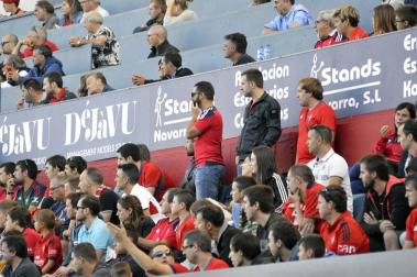 Imágenes del búscate en la grada del Osasuna - Sevilla Atlético