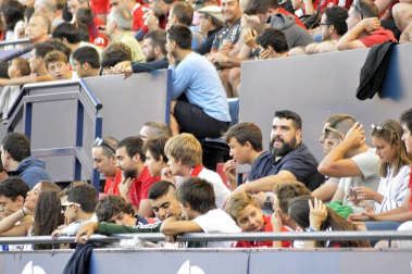 Imágenes del búscate en la grada del Osasuna - Sevilla Atlético