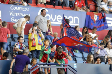 Imágenes del búscate en la grada del Osasuna- Sevilla Atlético disputado en El Sadar.
