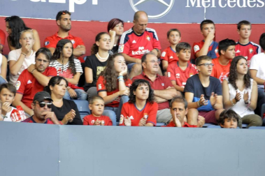 Imágenes del búscate en la grada del Osasuna- Sevilla Atlético disputado en El Sadar.