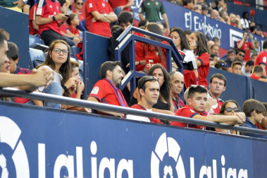 Imágenes del búscate en la grada del Osasuna- Sevilla Atlético disputado en El Sadar.
