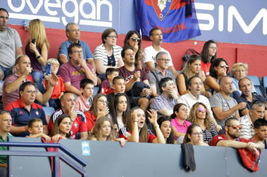 Imágenes del búscate en la grada del Osasuna- Sevilla Atlético disputado en El Sadar.