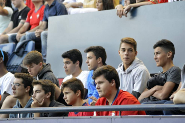 Imágenes del búscate en la grada del Osasuna- Sevilla Atlético disputado en El Sadar.