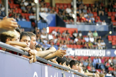 Imágenes del búscate en la grada del Osasuna- Sevilla Atlético disputado en El Sadar.