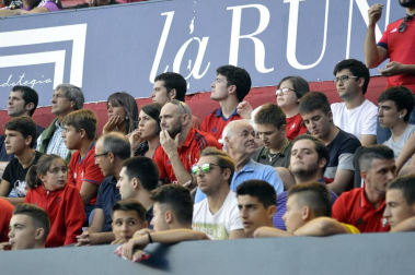 Imágenes del búscate en la grada del Osasuna- Sevilla Atlético disputado en El Sadar.