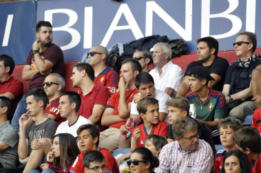 Imágenes del búscate en la grada del Osasuna- Sevilla Atlético disputado en El Sadar.
