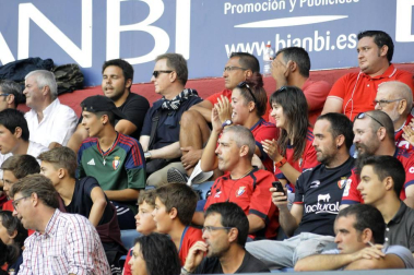 Imágenes del búscate en la grada del Osasuna- Sevilla Atlético disputado en El Sadar.