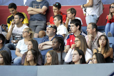 Imágenes del búscate en la grada del Osasuna- Sevilla Atlético disputado en El Sadar.
