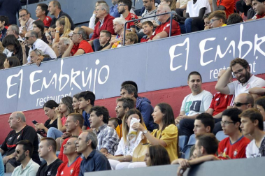 Imágenes del búscate en la grada del Osasuna- Sevilla Atlético disputado en El Sadar.