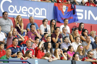 Imágenes del búscate en la grada del Osasuna- Sevilla Atlético disputado en El Sadar.