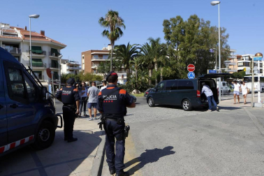 La localidad tarraconense de Cambrils, destino vacacional de muchos navarros, retomó poco a poco la normalidad este viernes tras el atentado yihadista registrado de madrugada.