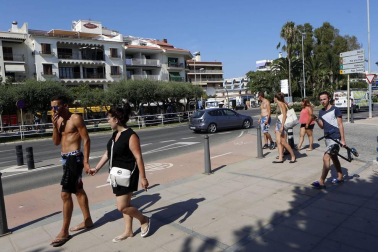 La localidad tarraconense de Cambrils, destino vacacional de muchos navarros, retomó poco a poco la normalidad este viernes tras el atentado yihadista registrado de madrugada.